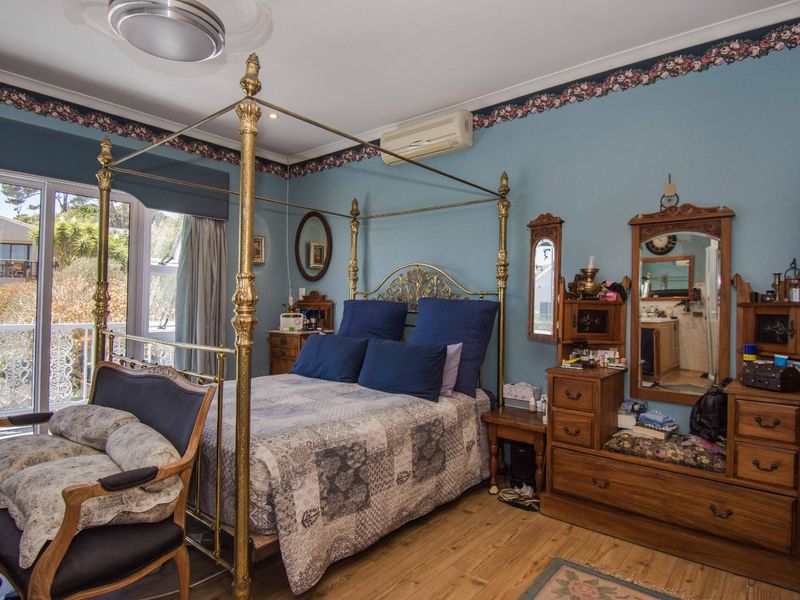Spacious 4-Bedroom Home with Stunning Views and Versatile Living Spaces. - Photo 7