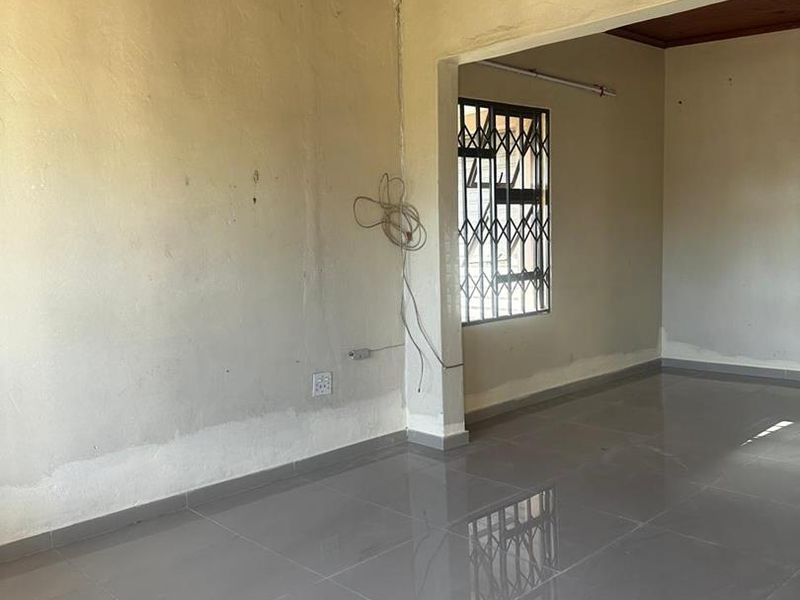 Spacious 3-Bedroom Family Home with Garage, Carport and Additional Accommodation - Photo 3