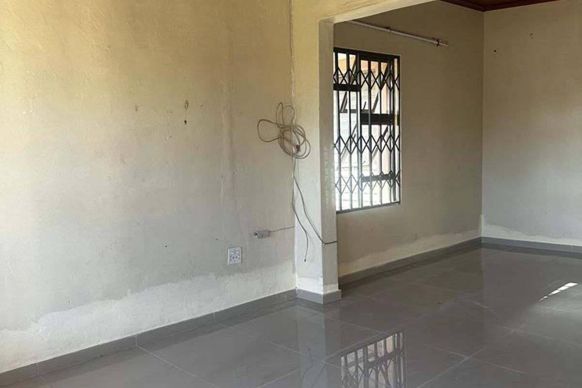 Spacious 3-Bedroom Family Home with Garage, Carport and Additional Accommodation - Photo 3