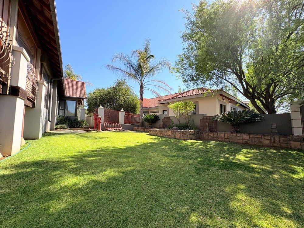 Spacious garden next to green belt.