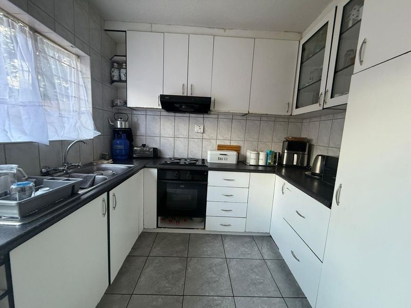 Well Located 3 Bedroom Unit with Strong Potential - Photo 5