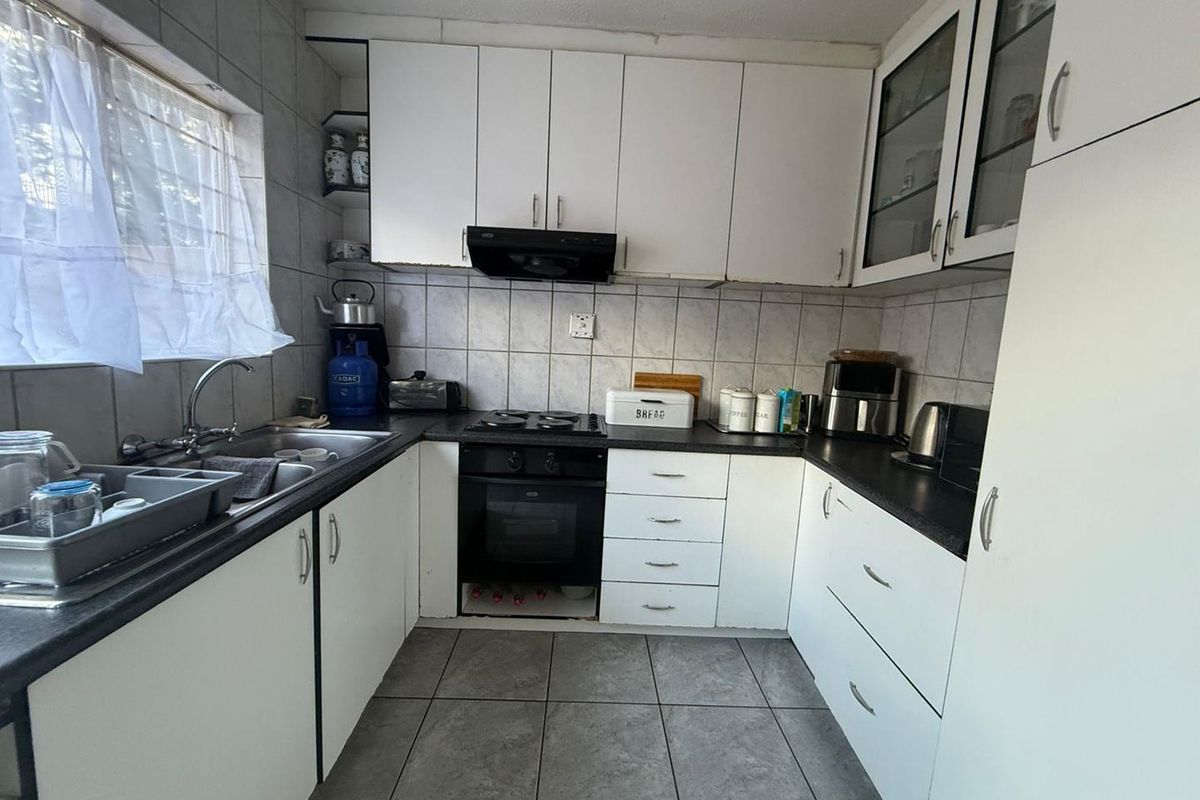 Well Located 3 Bedroom Unit with Strong Potential - Photo 5