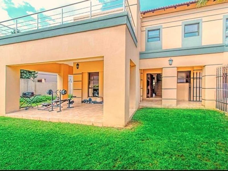 Luxury Family Living in Prestigious Khyalami AH, Midrand Welcome to this exceptional 4-bedroom home nestled in the highly sought-after and secure Khyalami AH - Photo 2