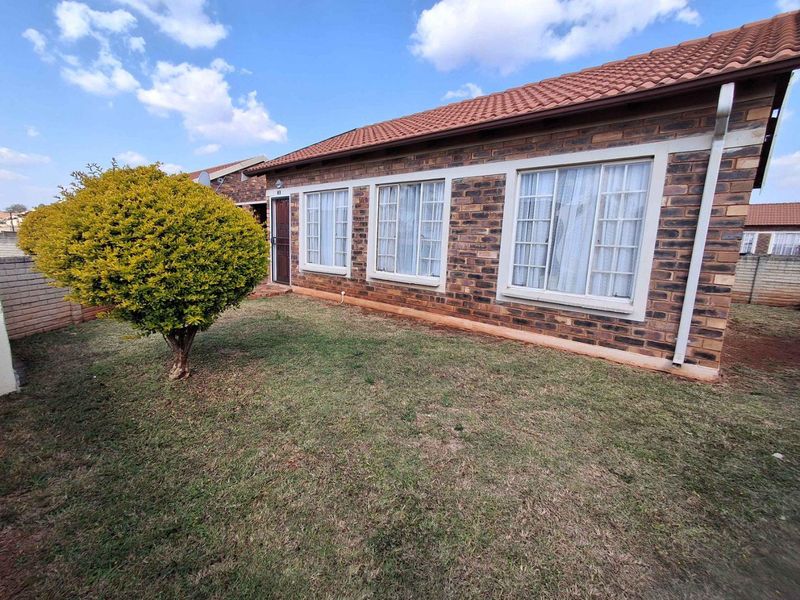 Secure Living in The Orchards: 3 Beds, 1 Bath, Prime Location - Photo 1