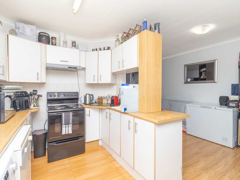 Perfect 3 bedroom Townhouse in a Secure Complex in Northwold - Photo 3