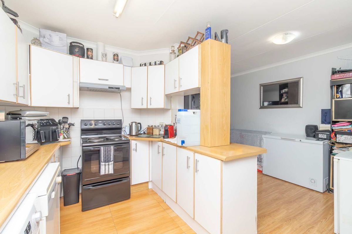 Perfect 3 bedroom Townhouse in a Secure Complex in Northwold - Photo 3