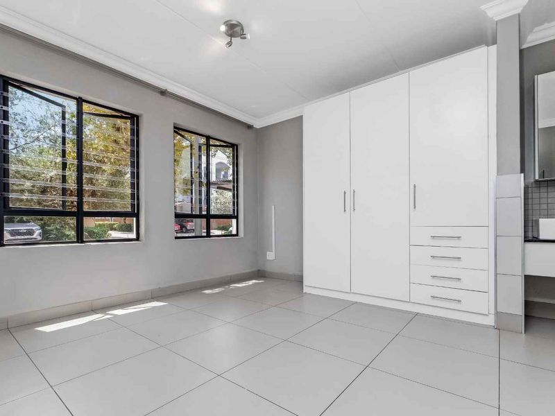 GROUND FLOOR UNIT IN A QUIET AND HIGHLY DESIRABLE LOCATION - Photo 9