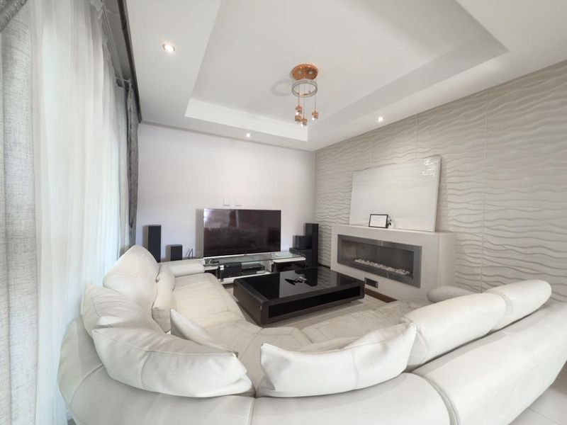 Grand Private Cul-de-Sac Residence with Exceptional Dual-Living Potential - Photo 3