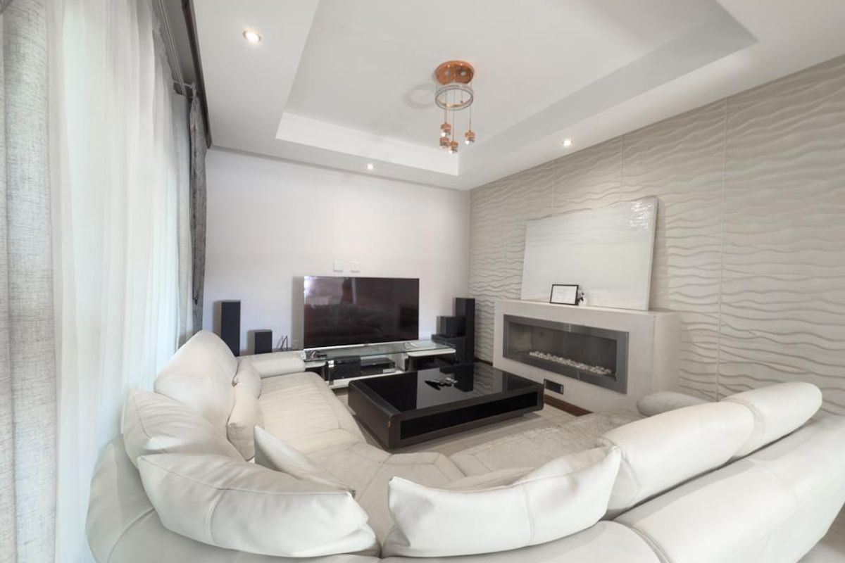Grand Private Cul-de-Sac Residence with Exceptional Dual-Living Potential - Photo 3