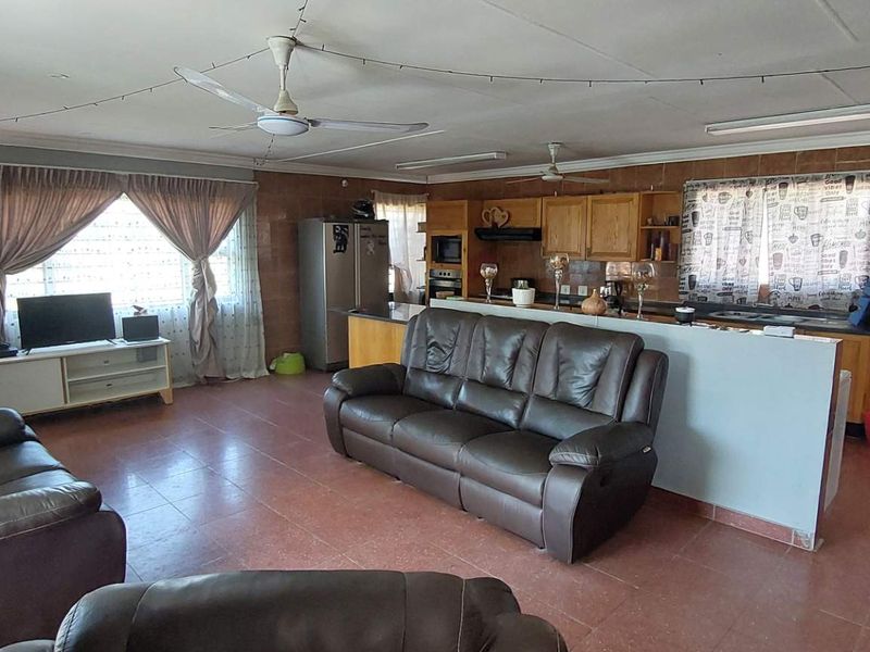 3 Bedrooms and a Flat - Photo 2