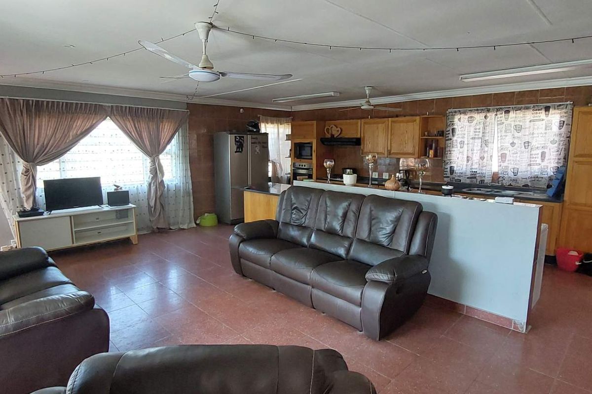 3 Bedrooms and a Flat - Photo 2