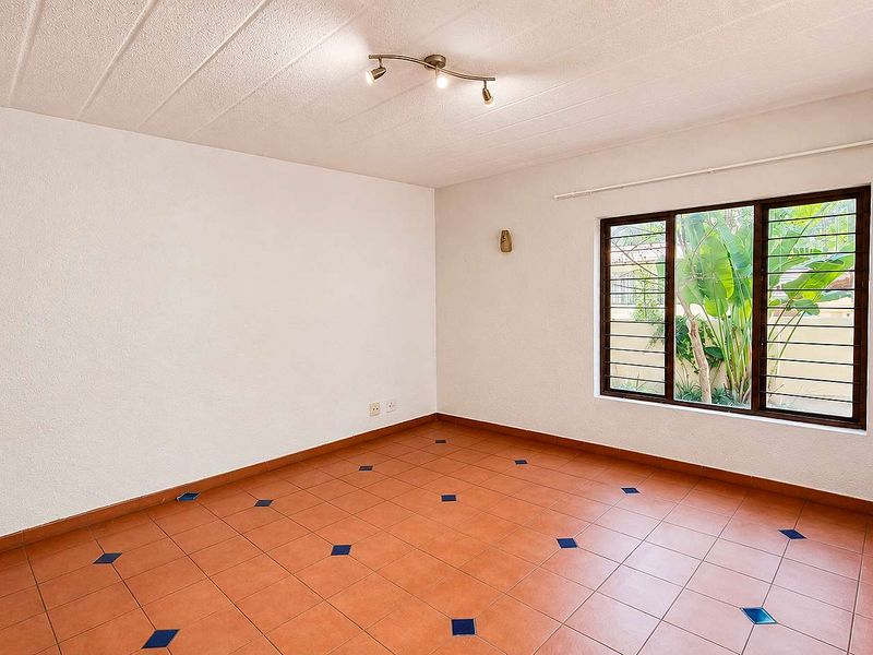 Spacious 3 bedroom, 2 bathroom, ground floor apartment available for sale in Bryanston - Photo 6