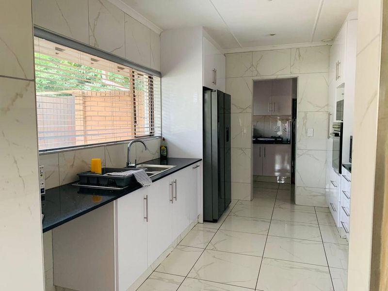 THREE BEDROOM HOUSE FOR SALE IN BEREA WEST - Photo 9