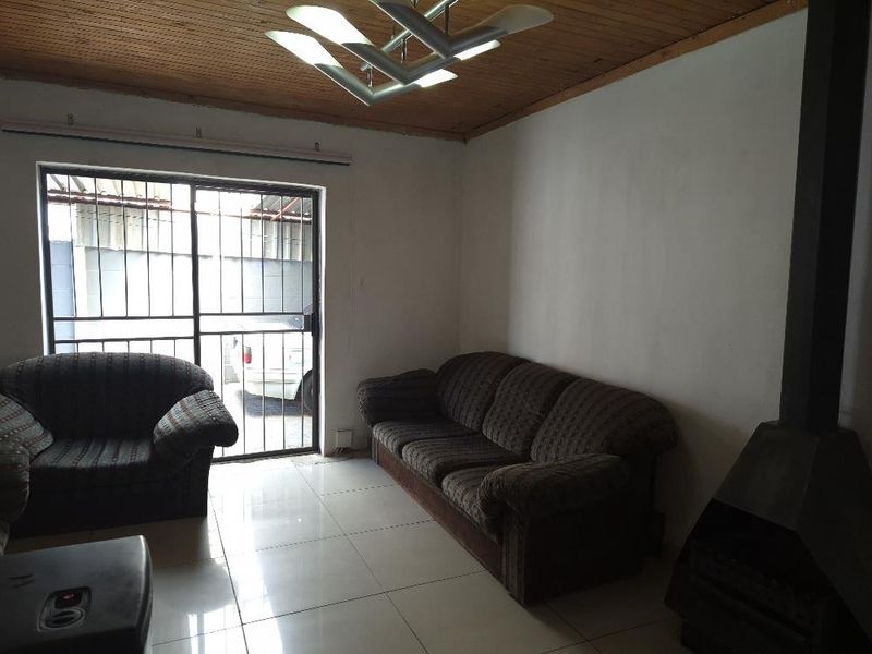 Spacious family home - Photo 9