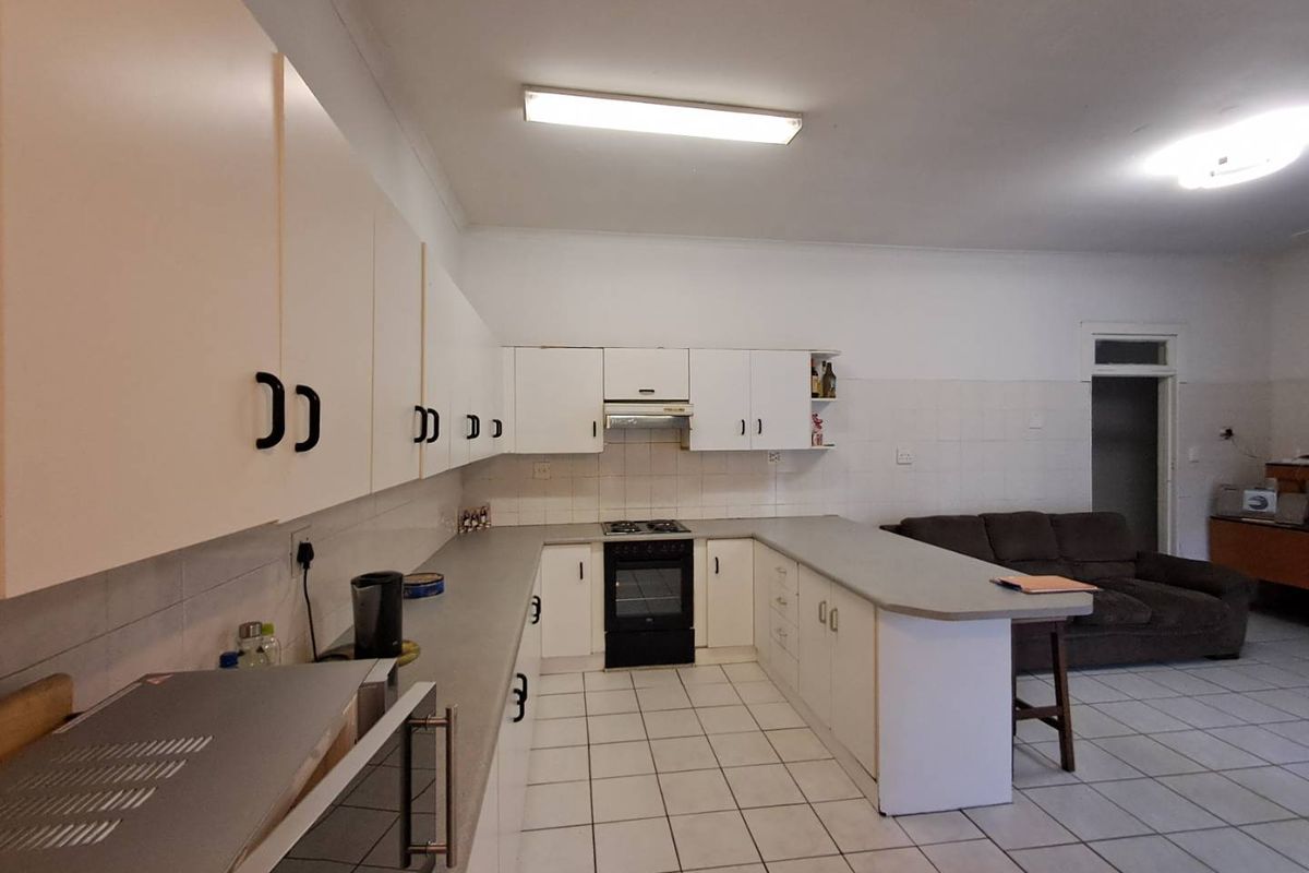 Family Living with Bonus Flatlet for Income - Photo 4