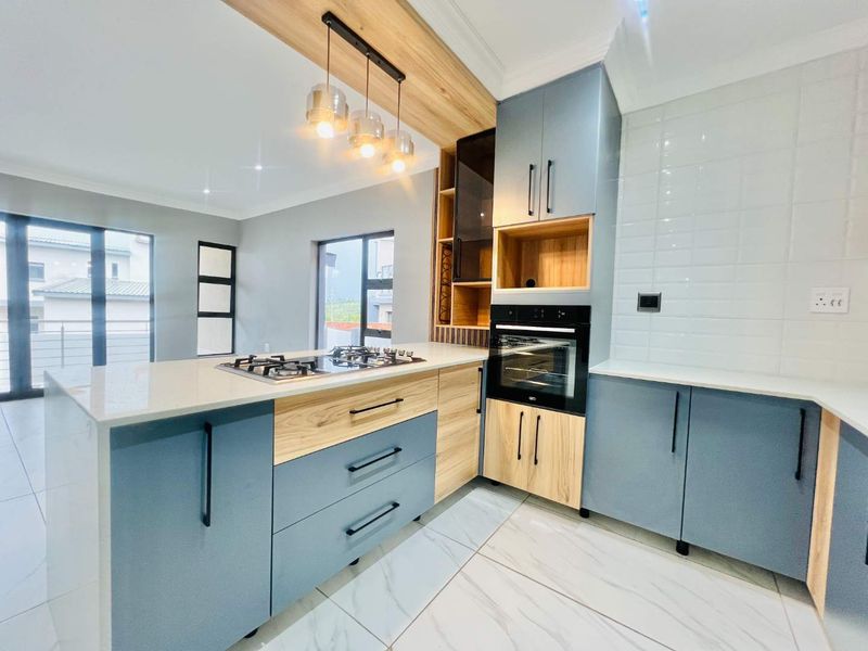 Brand-New Modern Family Home for sale - Photo 2