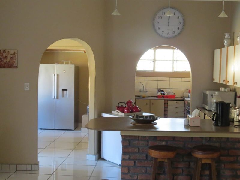 Lovely Family home for sale in a quiet and safe area of Okahandja! With a sparkling swimmingpool and 2 extra seperate flats! - Photo 9