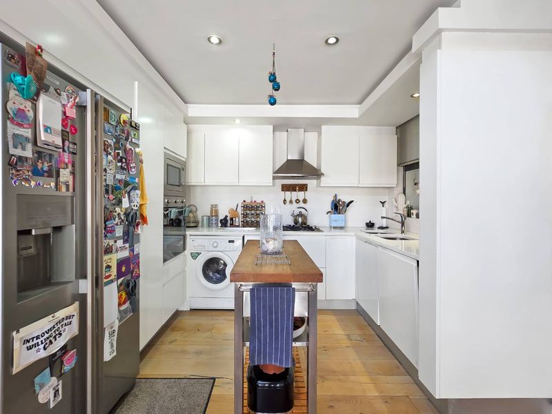 2 Bedroom Apartment in Vredehoek - Photo 9