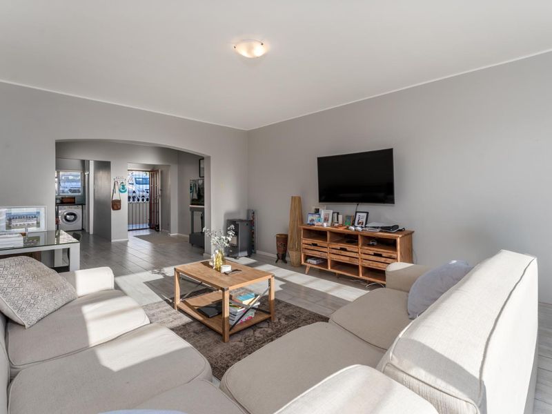 Spacious Two-Bedroom Apartment with Sea Views in Sought-After Highgate Complex - Photo 3