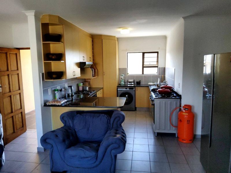 **Exclusive Spacious 2-Bedroom Flat in Prime Gonubie Location** - Photo 3