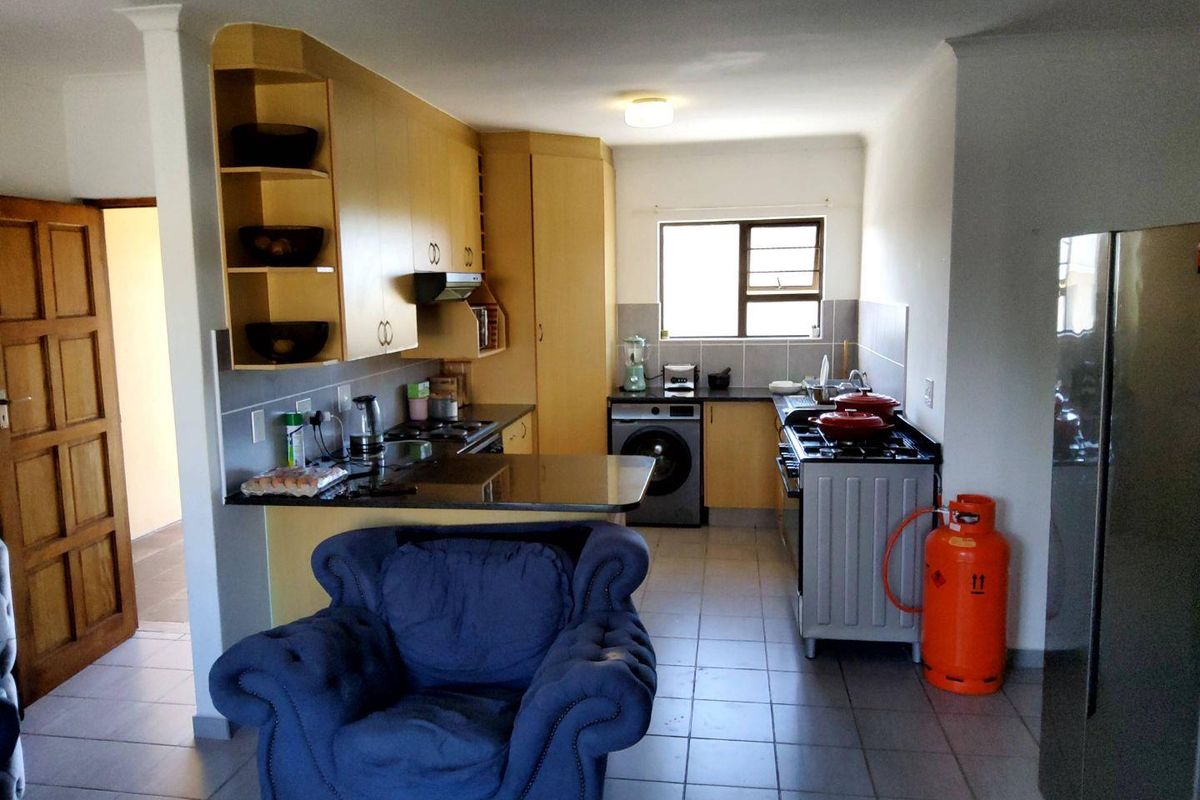 **Exclusive Spacious 2-Bedroom Flat in Prime Gonubie Location** - Photo 3