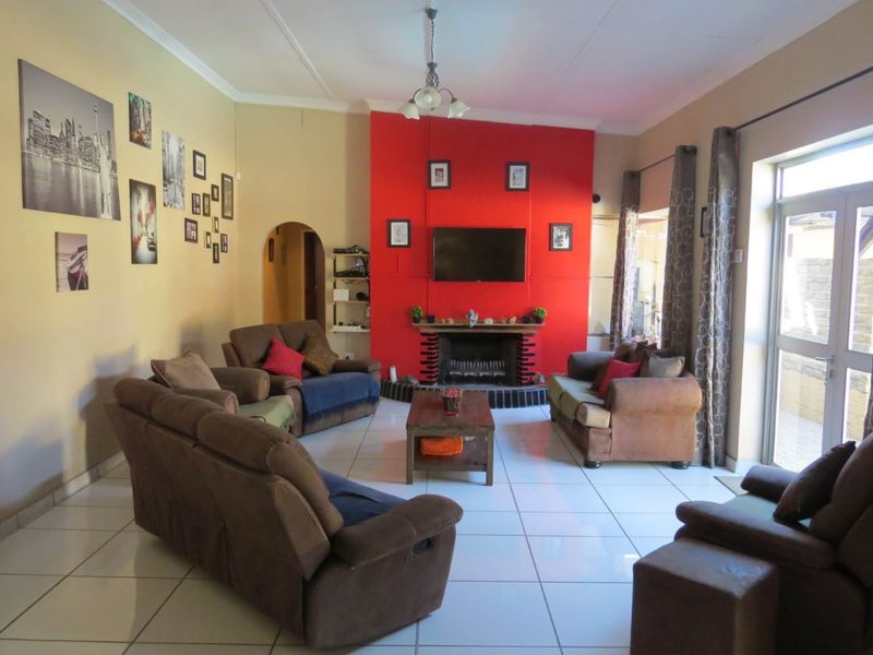 Lovely Family home for sale in a quiet and safe area of Okahandja! With a sparkling swimmingpool and 2 extra seperate flats! - Photo 5