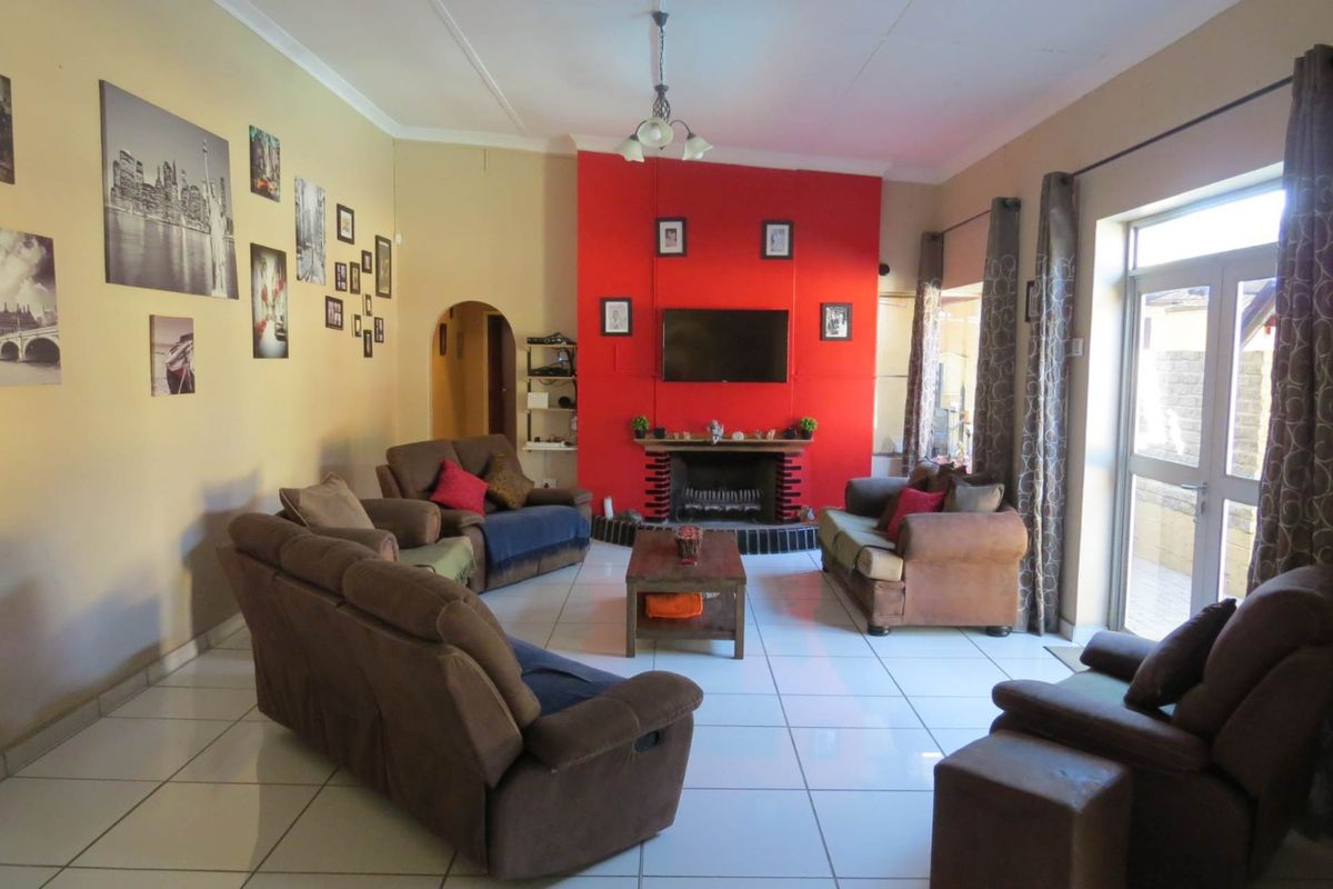 Lovely Family home for sale in a quiet and safe area of Okahandja! With a sparkling swimmingpool and 2 extra seperate flats! - Photo 5