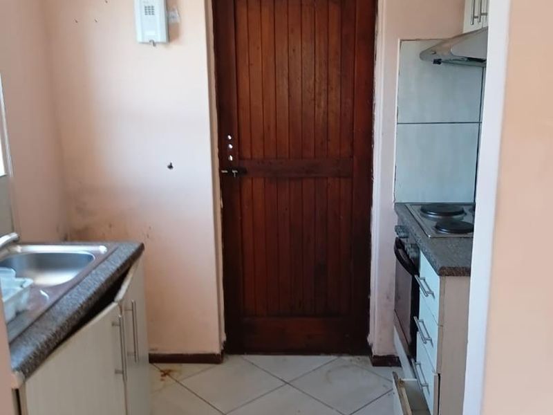 Montclair Gem: 2-Bed Home + 4 Flats! Secure & Convenient! - Photo 5