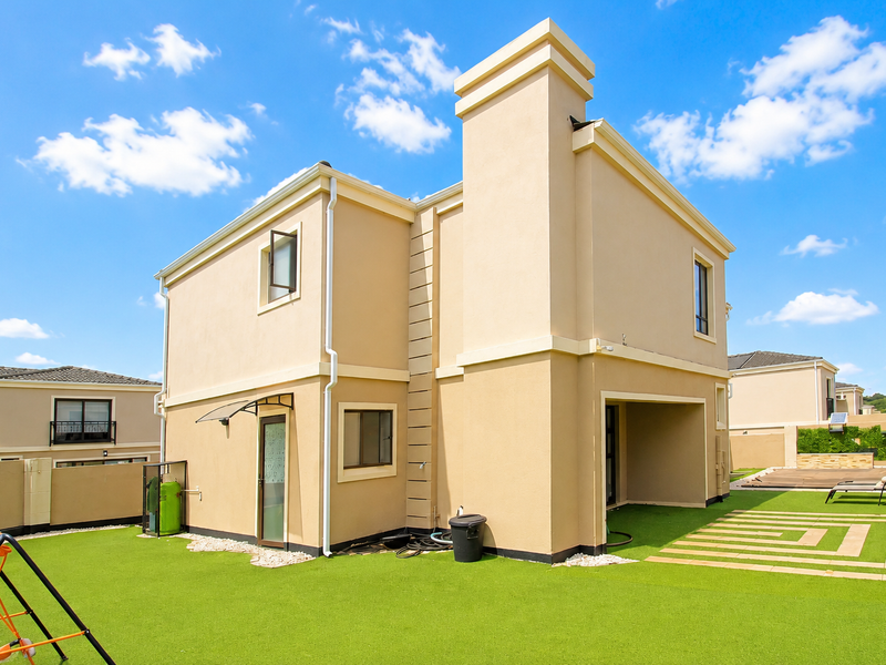 Luxury Modern Family Home - Photo 2