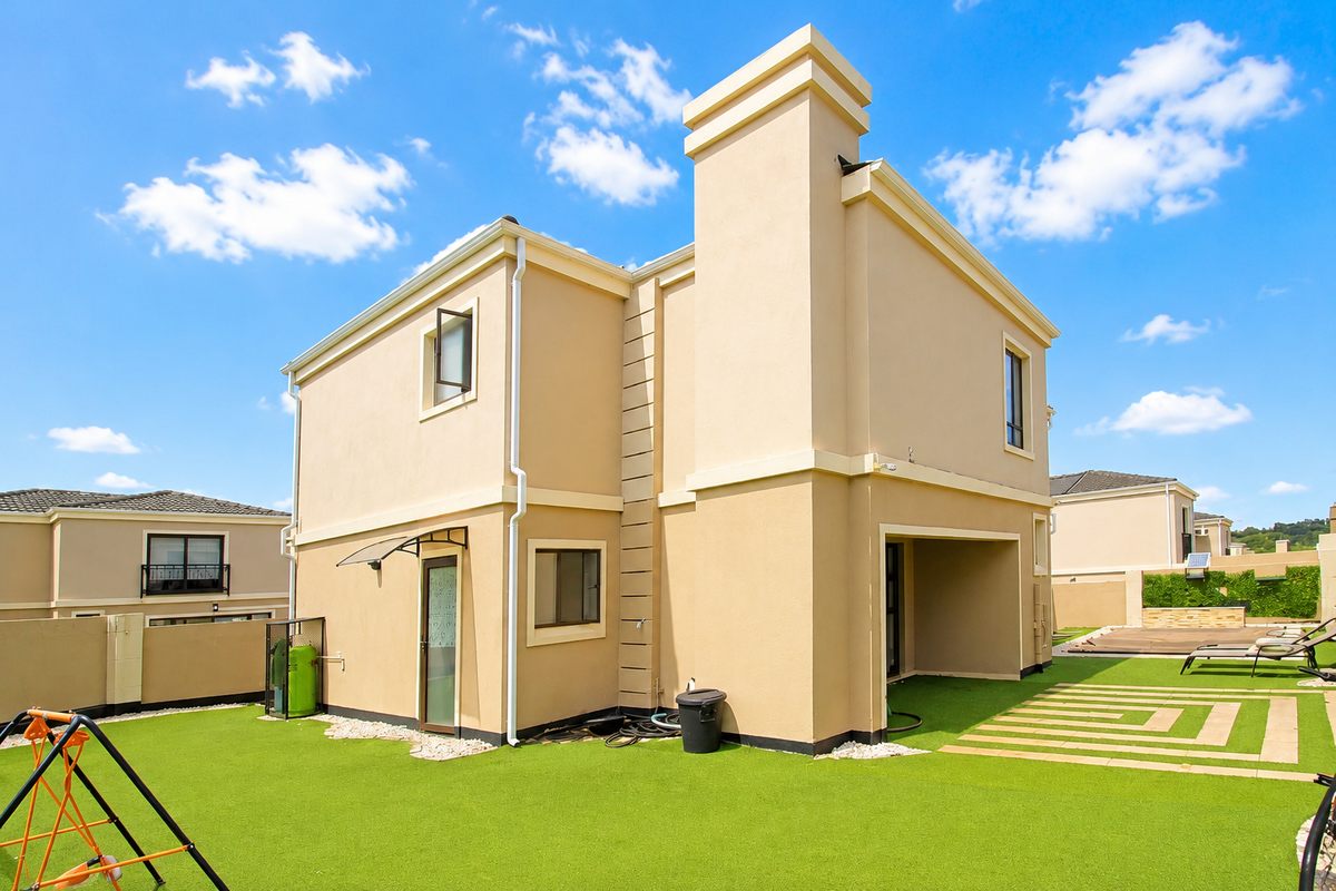 Luxury Modern Family Home - Photo 2