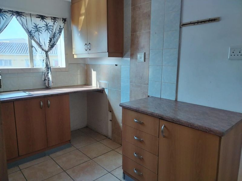 1 bedroom with lots of cupboard space - Photo 6