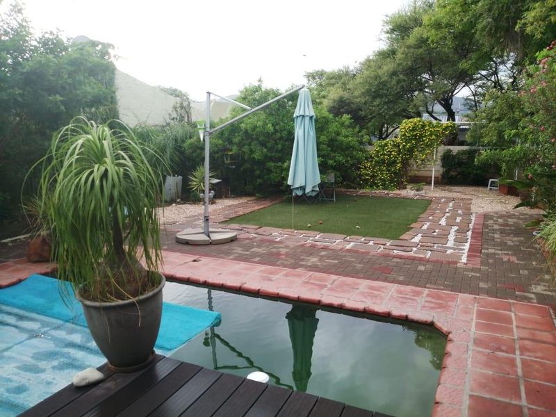 Stunning 4-Bedroom Family Home with Exceptional Entertainment Facilities - Photo 3