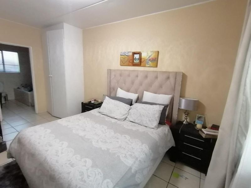 Spacious Cluster Home: Comfort Meets Convenience - Photo 8