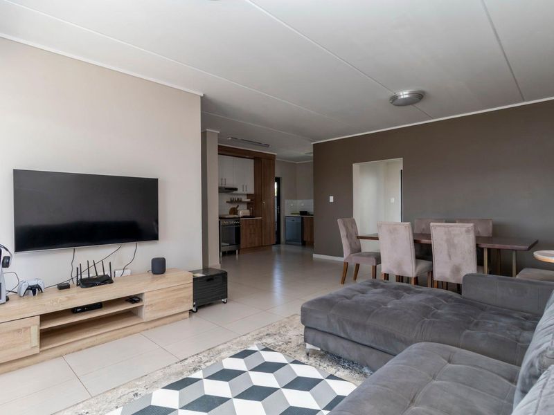 Home to a discerning professional - Photo 8