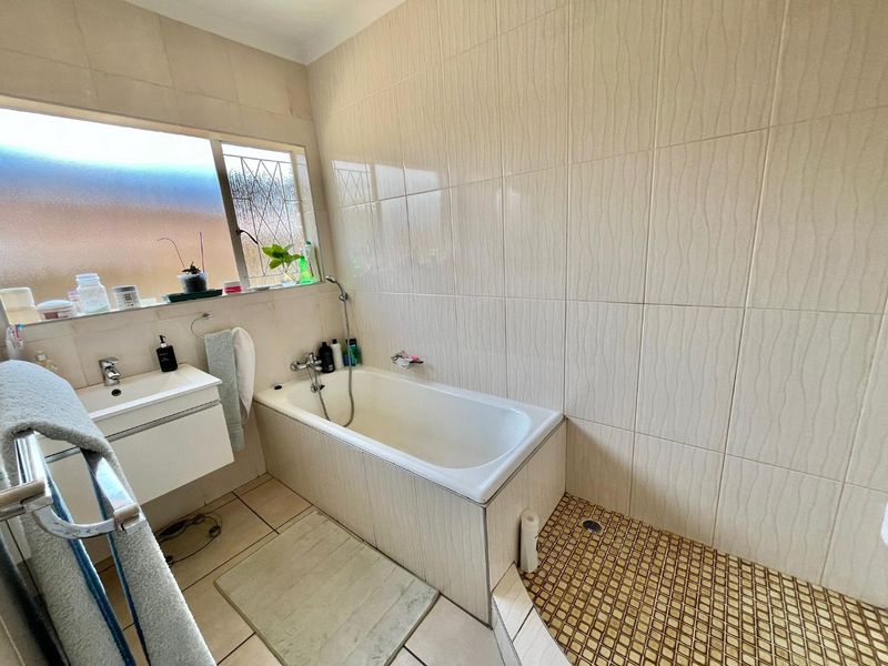 Three bedroom house ready to move in, in van Dyk Park - Photo 9