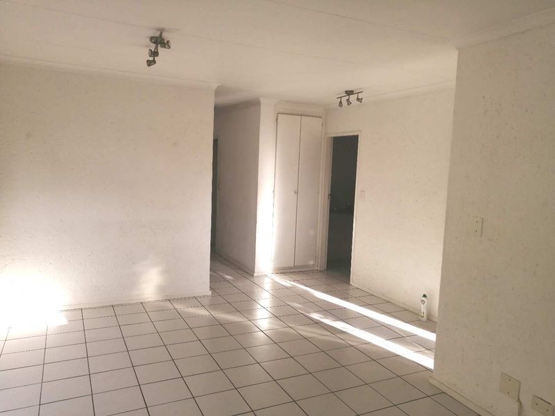 Lovely Unfurnished Unit in sought after Complex in Morningside - Photo 3