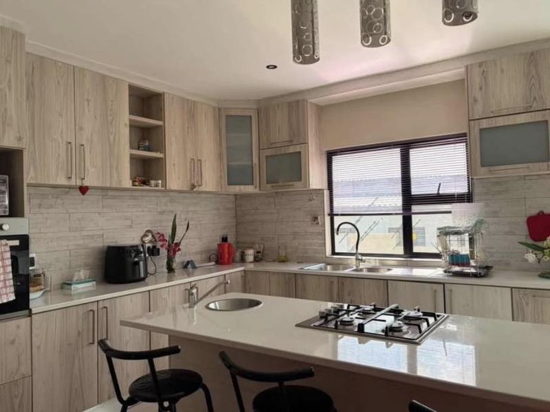 Three Bedroom House For Rent In Rocky Crest - Photo 3