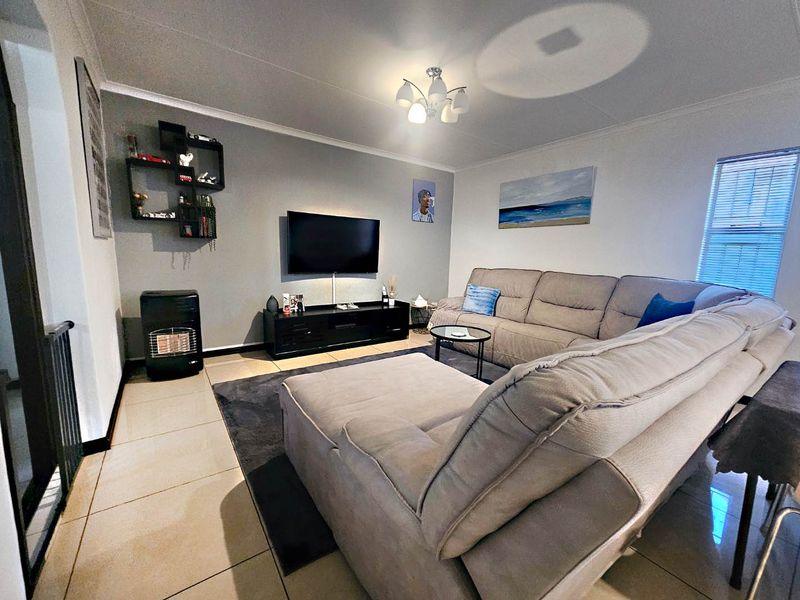 Tranquil Living with Modern Comfort awaits you in Radiokop - Photo 9