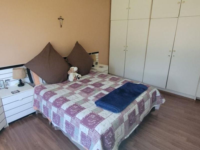 Brackendowns Elegant Family Home - Photo 9