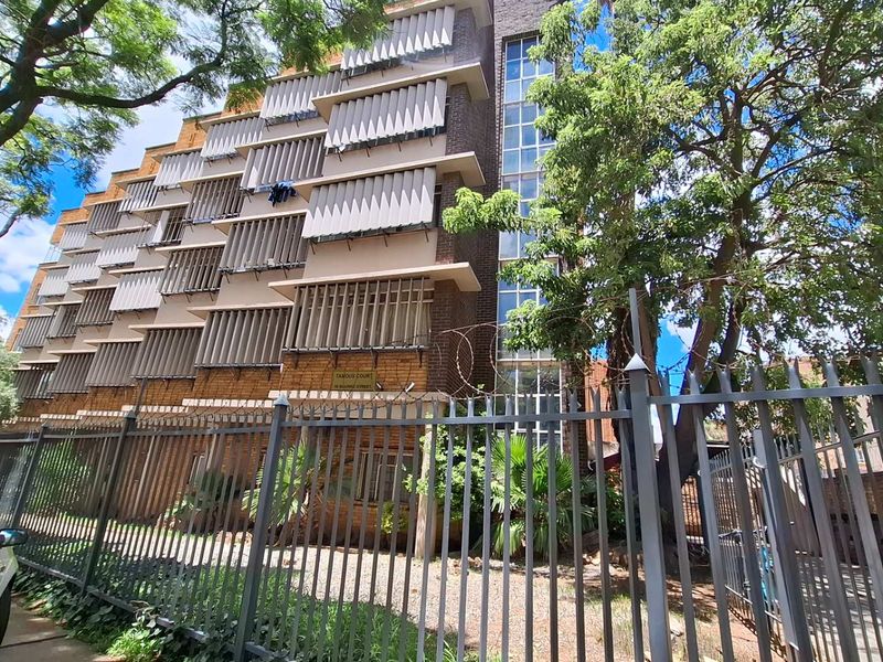 Spacious 2 Bedroom Shared Unit Available for Rent - Photo 1