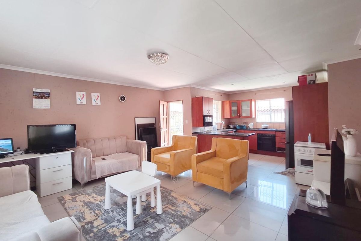 Elegant 3-Bedroom Home with Ensuite & Carport!" - Photo 2