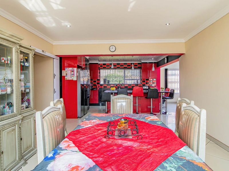 Stunning Family Home with a Flatlet - Photo 9