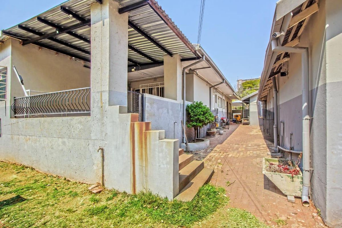 4 Bedroom House for Sale in Meyerspark, Pretoria - Photo 5