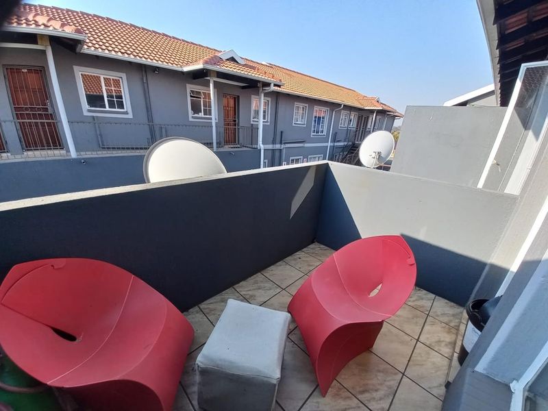 1 bedroom unit on first floor with great size balcony & play park, communal pool + 24 hour security - Photo 2