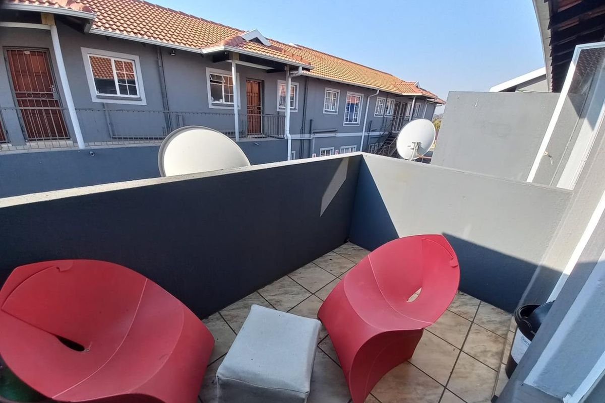 1 bedroom unit on first floor with great size balcony & play park, communal pool + 24 hour security - Photo 2
