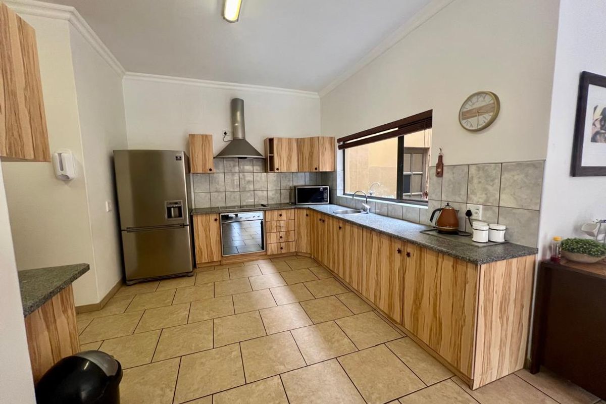 **Charming Double-Story Home with Scenic Views in Long Beach** - Photo 3