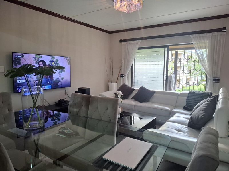 Live in the centre of it all- before it's all gone - Photo 8