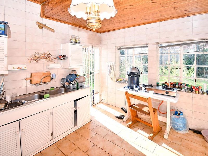 Spacious Home with Cottage, Laundry and Lush Greenery - Photo 8