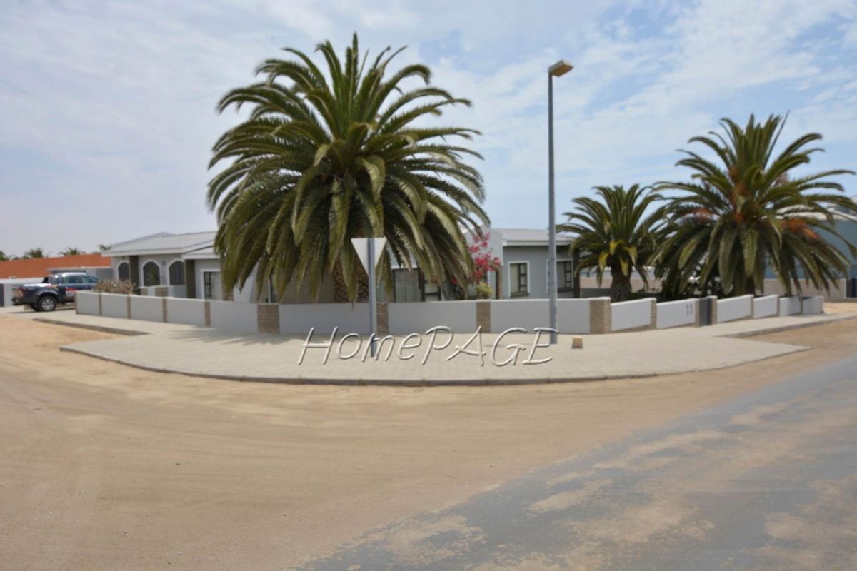 Ext 8 (Hage Heights), Lovely 4 Bedr Home with 2 Bedr Flat is for Sale - Photo 2