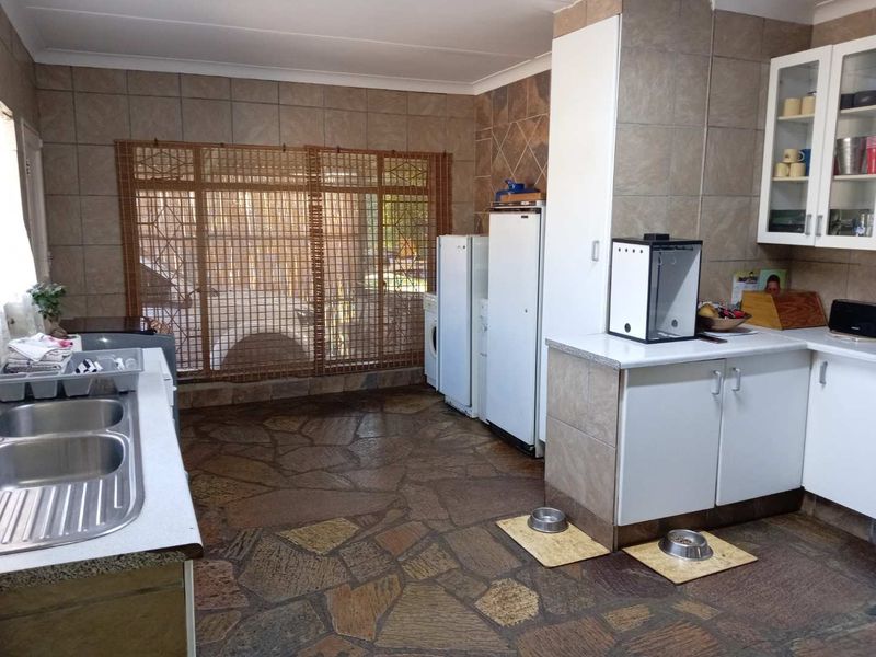 Entertain & Relax: Spacious 4-Bedroom with Outdoor Braai Area - Photo 8